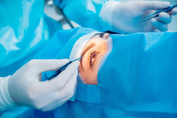 Mujer Joven Revisando Visión Con Oftalmólogo Equipos Médicos — Foto de Stock