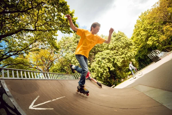 Genç Silindir Skatepark Hileler Yapıyor — Stok fotoğraf