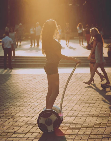 Junge Kaukasische Mädchen Fahren Segway Park — Stockfoto