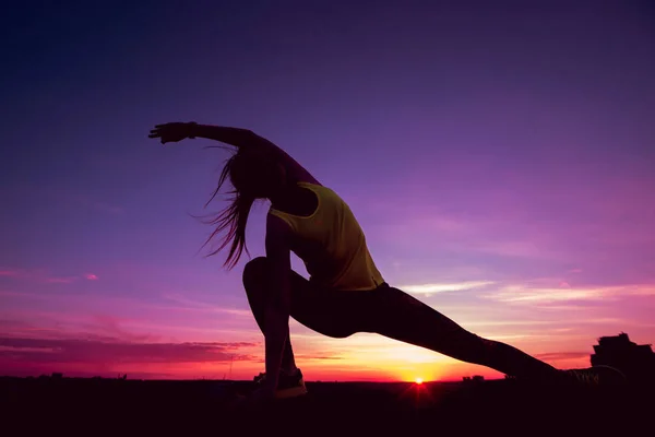 Chica Joven Practicando Yoga Techo Silueta Atardecer — Foto de Stock