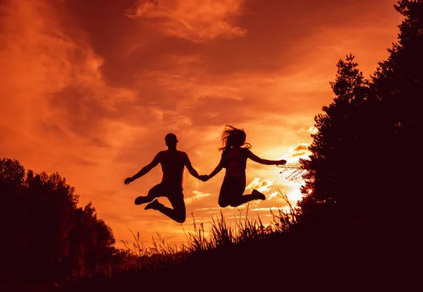 Pareja Joven Pasando Buen Rato Atardecer Parque — Foto de Stock