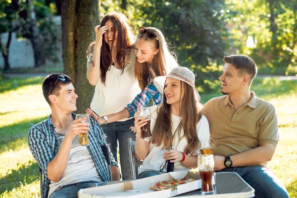 Fröhliche Freunde Beim Picknick Park Lächeln Und Reden — Stockfoto