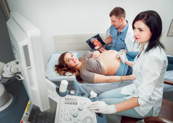 Ženský Lékař Pacient Mladá Těhotná Žena Manželem Ultrazvukové Zařízení Diagnostiku — Stock fotografie
