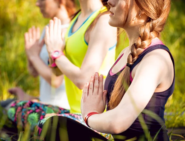 Pratik Yoga Park üç genç kız