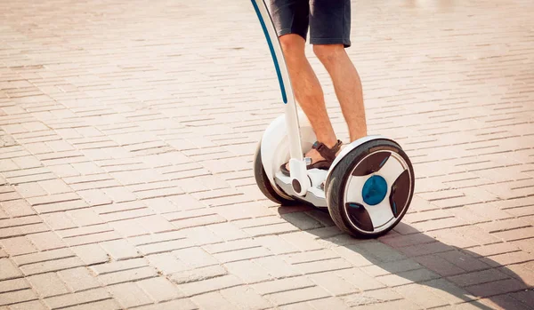 Junger Kaukasier Fährt Auf Segway Stadtpark — Stockfoto