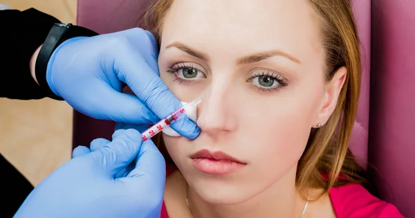 Schoonheidsspecialiste Patiënt Kliniek Voor Esthetische Geneeskunde Injectie — Stockfoto