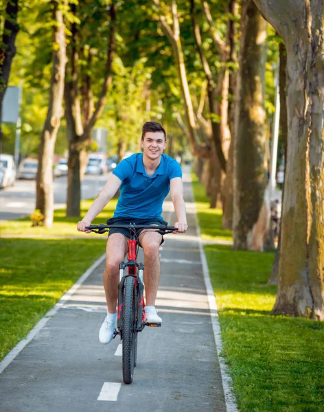 Jovem Caucasiano Feliz Ciclismo Pista Bicicleta Verde — Fotografia de Stock