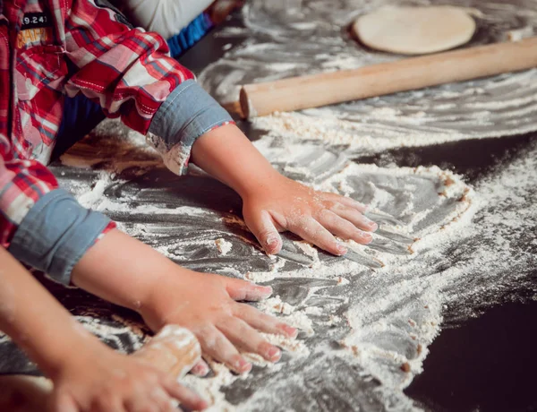 ピザを作るプロセス 子供たちは 家でピザを作る — ストック写真