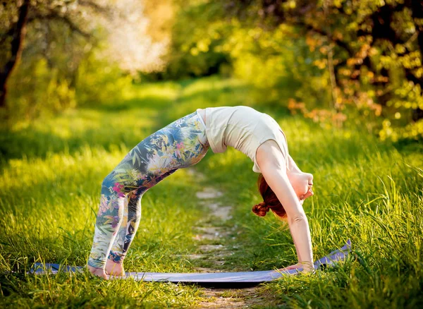 Junges Mädchen Praktiziert Yoga Park — Stockfoto