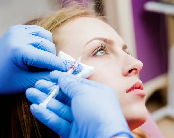 Schoonheidsspecialiste Patiënt Kliniek Voor Esthetische Geneeskunde Injectie — Stockfoto