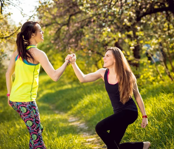 Duas Meninas Praticando Ioga Parque Divertindo — Fotografia de Stock