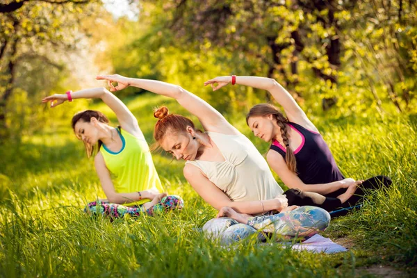 Pratik Yoga Park üç genç kız