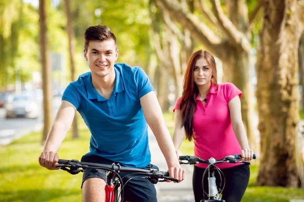 Young Caucasian Couple Cycling Green Bicycle Lane Sunny Day — Stock Photo, Image