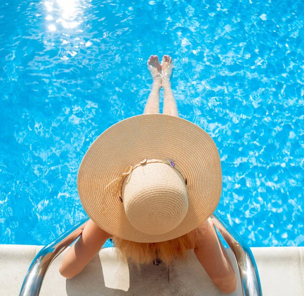 여자는 수영장에서 편안한 — 스톡 사진