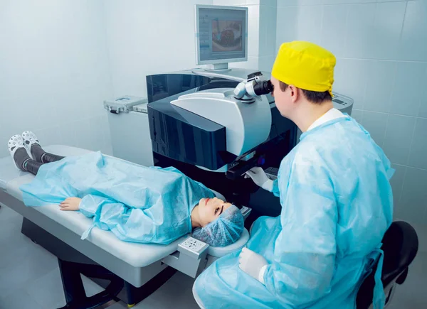 Young Woman Checking Her Vision Ophthalmologist Medical Equipment — Stock Photo, Image