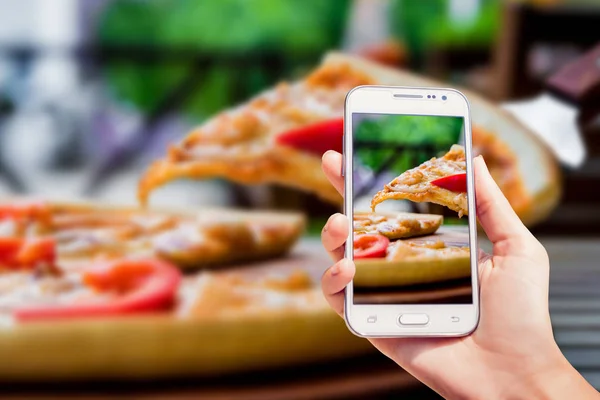 Stor Pizza Skärmen Telefon Handen Restaurang — Stockfoto
