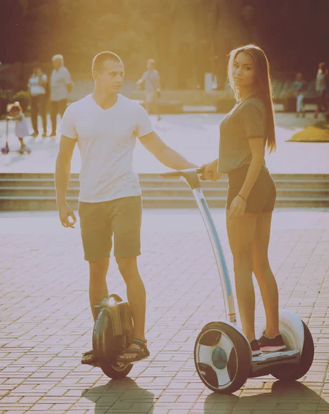 Jonge Kaukasische Paar Segways Rijden Stad — Stockfoto