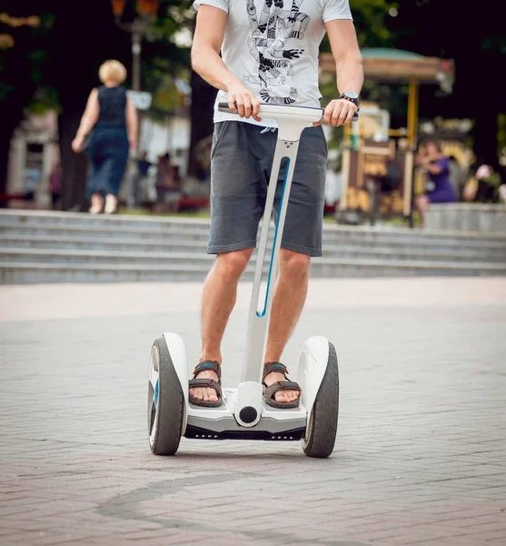 Jovem Caucasiano Homem Montando Segway Parque Cidade — Fotografia de Stock