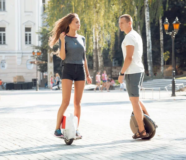 Giovane Coppia Caucasica Cavalcando Segway Nel Parco — Foto Stock