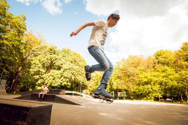 Young Rol Berlatih Trik Skatepark — Stok Foto