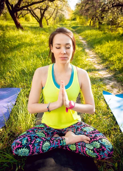 Ung Flicka Öva Yoga Park — Stockfoto