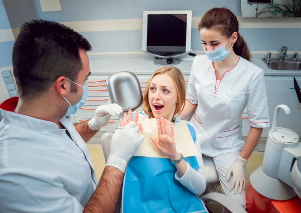 Jonge Kaukasische Vrouw Met Artsen Bij Tandheelkundige Kantoor Medische Apparatuur — Stockfoto