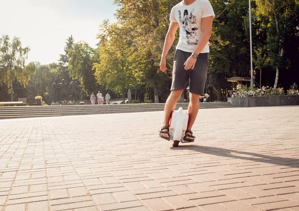 Jonge Man Rijden Solowheel Stadspark — Stockfoto