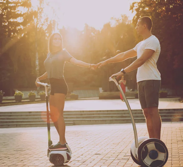 Joven Pareja Caucásica Montando Segways Parque —  Fotos de Stock