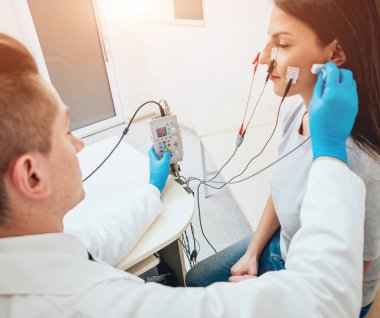 Hasta sinirleri elektromiyografi ile test ediliyor. Tıbbi muayene. EMG