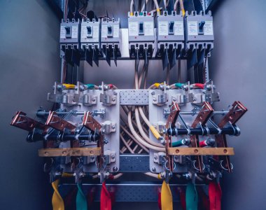 Kablolar ve elektrik kutusuna geçer. Sigortalar ve Kontaktörler elektrik paneli.