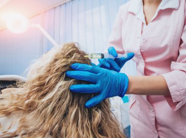 Şevval Özçelik Güzellik ve estetik tıp Kliniği hastada. Enjeksiyon.