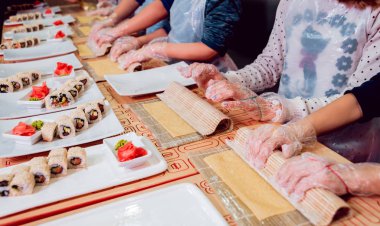 Çocuklar suşi ve rulo hazır olun. -Ustalık restoranda.