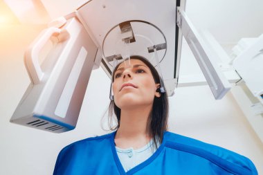 X-ray makinesi hasta kalan genç kadın. Panoramik Radyografi