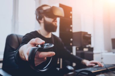 Sanal gerçeklik giyen sakallı genç adam ofiste gözlükler