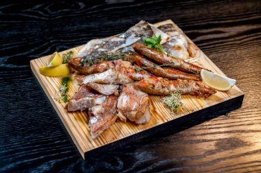 bir ahşap tahta üzerinde kızarmış balık