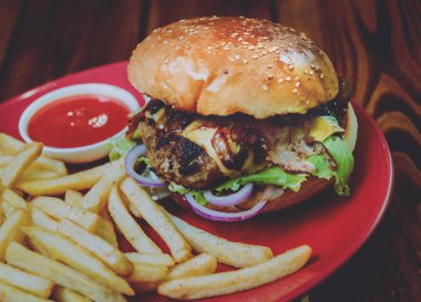 Büyük çizburger ve patates kızartması bir plaka üzerinde. Restoran