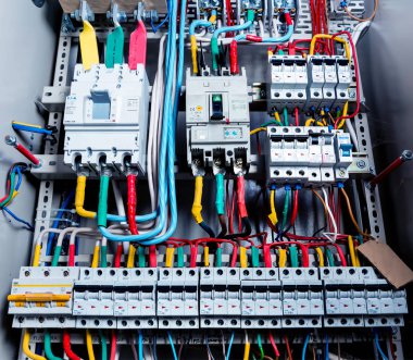 Elektrik donatımı. Kablolar ve izolatörler.