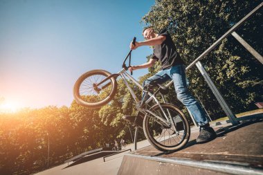 Genç Bmx sürücüsü hileci vasıl skatepark gerçekleştirme.