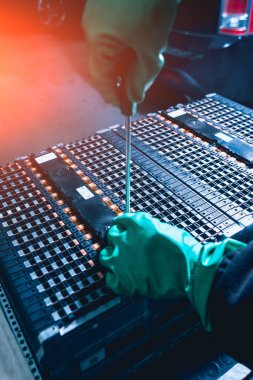 Elecric motorlu pilleri şarj. Pil bir elektrikli araç motorunun sökülmesi. Araba Servisi