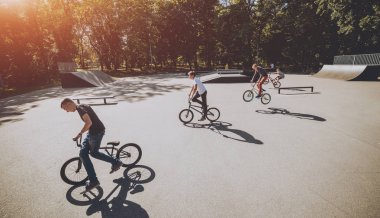 Kiev, Ukrayna - Temmuz 2017: Şirket skatepark genç adamdan üstünde Bmx