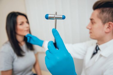 Doktor neuropathologist resepsiyonda. Tıbbi muayene.