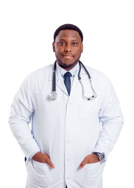 Afrika kökenli Amerikalı doktor stetoskop, üzerinde beyaz izole ile poz