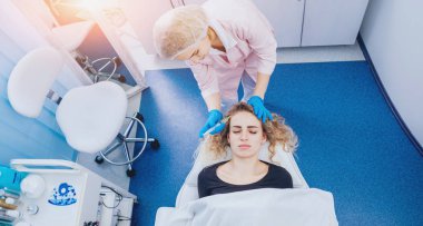 Şevval Özçelik Güzellik ve estetik tıp Kliniği hastada. Enjeksiyon.