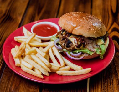 Büyük çizburger ve patates kızartması bir plaka üzerinde. Restoran