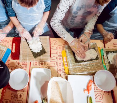 Çocuklar suşi ve rulo hazır olun. -Ustalık restoranda.