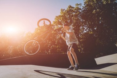 Genç Bmx sürücüsü hileci vasıl skatepark gerçekleştirme.