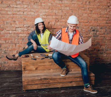 Mutlu çift yapma evlerine onarır. Ev yenileme.