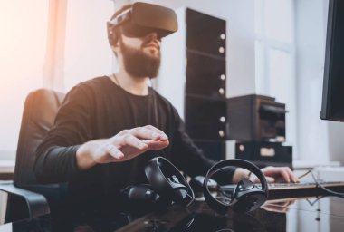 Sanal gerçeklik giyen genç adam ofiste gözlükler.