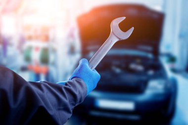 Servis istasyonu motora onarılıyor. Araba tamir.