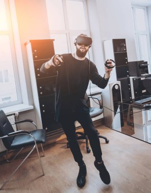 Sanal gerçeklik giyen genç adam ofiste gözlükler.